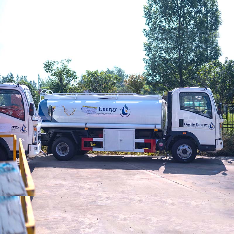 HOWO 9000L fuel tank truck
