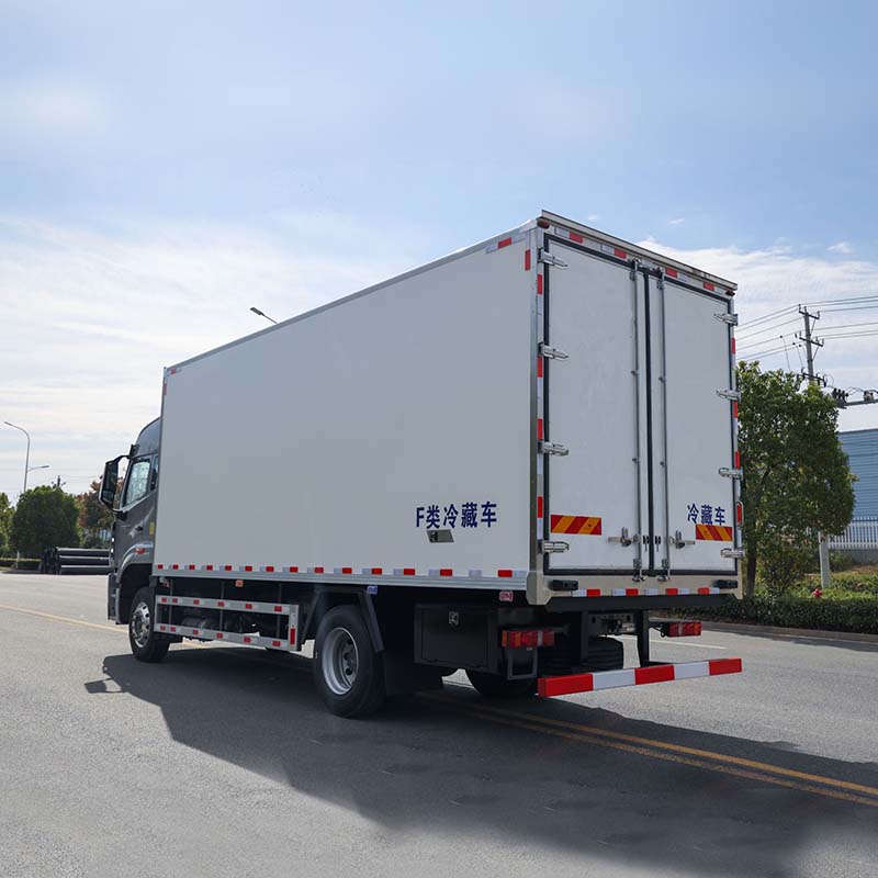 Sinotruk HOWO Freezer Box Truck Light duty 6.8m For Sale