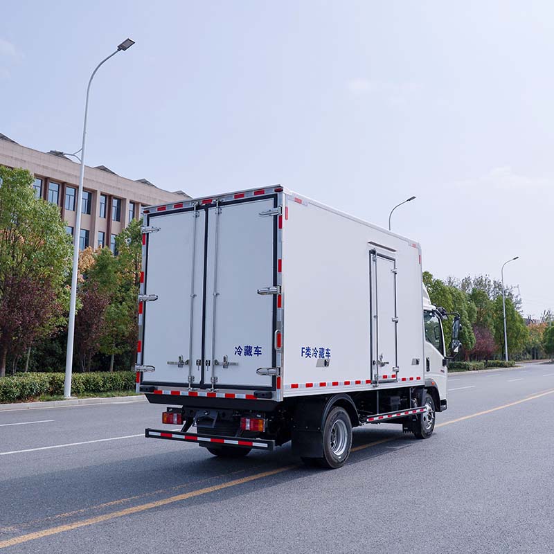 Howo 4X2 Refrigerated Van Truck for Fruits Vegetables