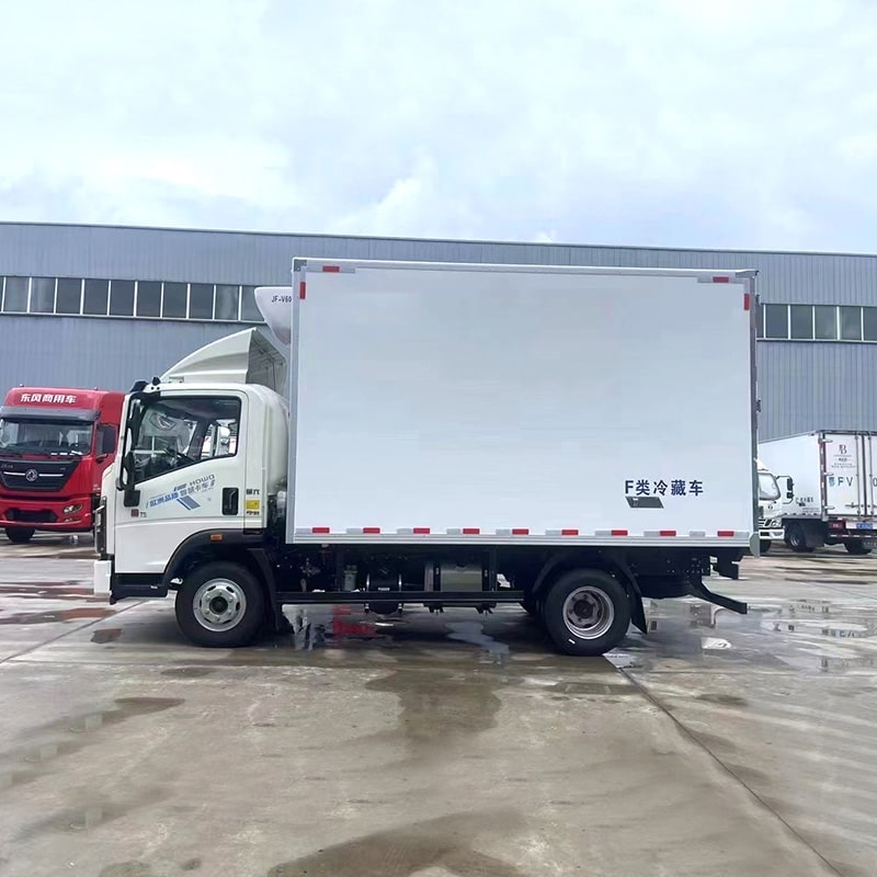 SINOTRUK HOWO 4*2 23m3 right hand drive refrigerator truck