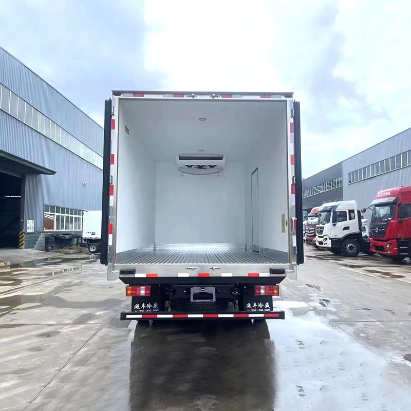 SINOTRUK HOWO 4*2 23m3 right hand drive refrigerator truck