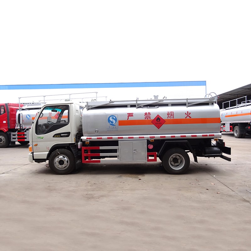 Camion-citerne à carburant JAC 4*2 neuf ou d'occasion de 8 000 litres