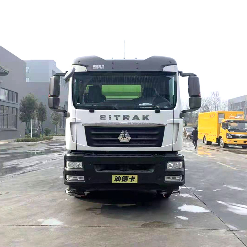 Camion balayeuse aspirante à eau SINOTRUK 4*2