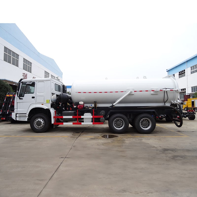 Camion d'aspiration des eaux usées SINOTRUK 6*4 neuf ou d'occasion 20CBM