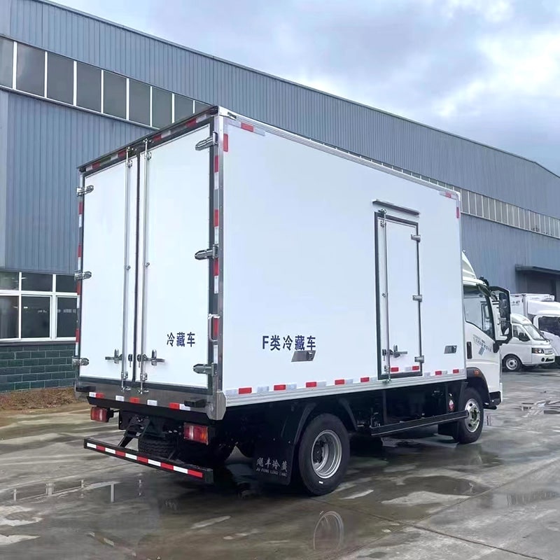 SINOTRUK HOWO 4*2 23m3 right hand drive refrigerator truck