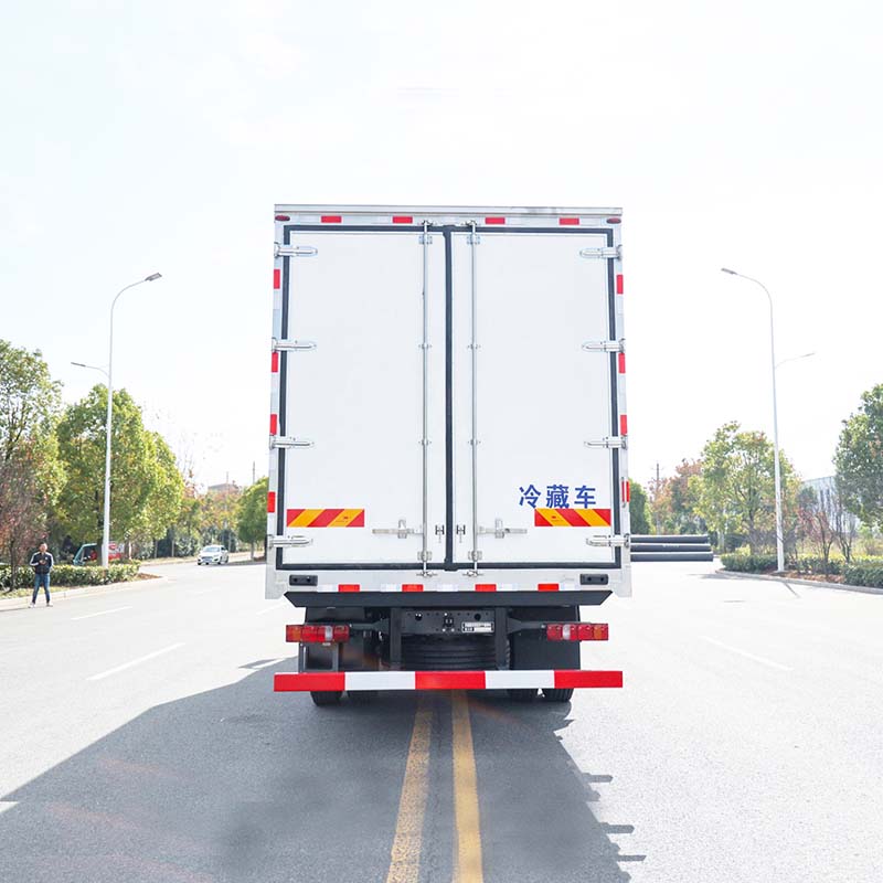 Sinotruk HOWO Freezer Box Truck Light duty 6.8m For Sale