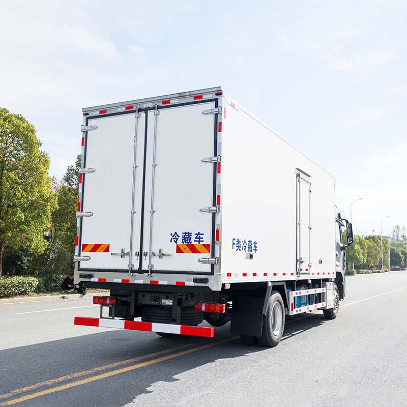 Sinotruk HOWO Freezer Box Truck Light duty 6.8m For Sale