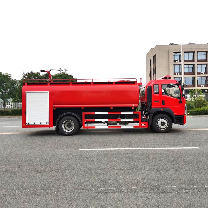 SINOTRUK low price 4*2 8cbm water tank fire truck