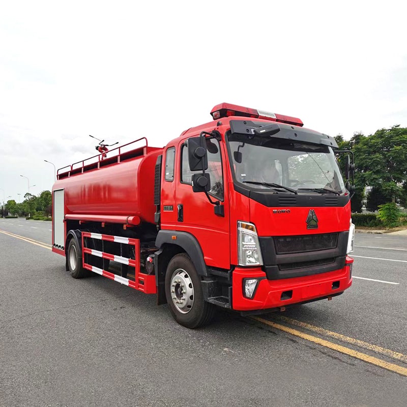 SINOTRUK low price 4*2 8cbm water tank fire truck