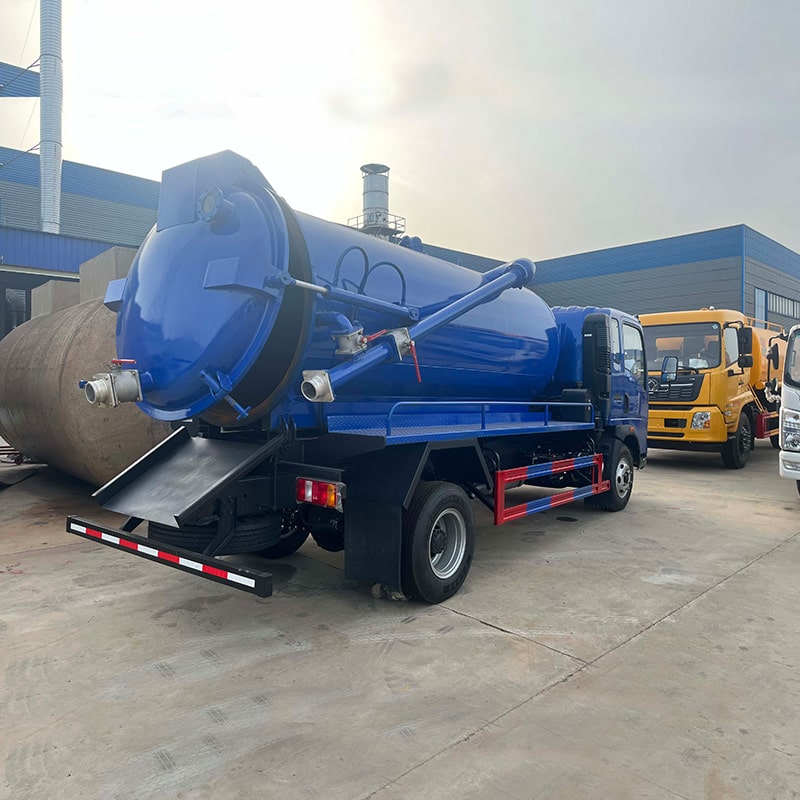 Camion d'aspiration des eaux usées fécales à vide SINOTRUK 4*2 5 cubes