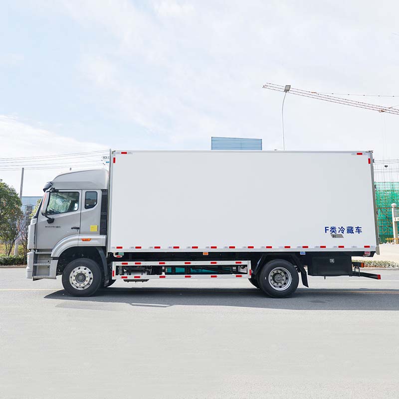 Sinotruk HOWO Freezer Box Truck Light duty 6.8m For Sale