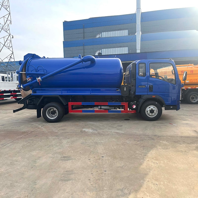 Camion d'aspiration des eaux usées fécales à vide SINOTRUK 4*2 5 cubes