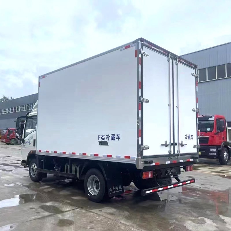 SINOTRUK HOWO 4*2 23m3 right hand drive refrigerator truck