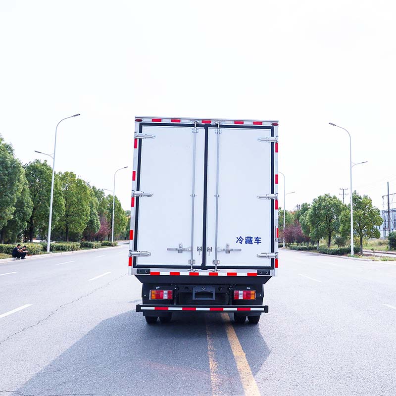 Howo 4X2 Refrigerated Van Truck for Fruits Vegetables