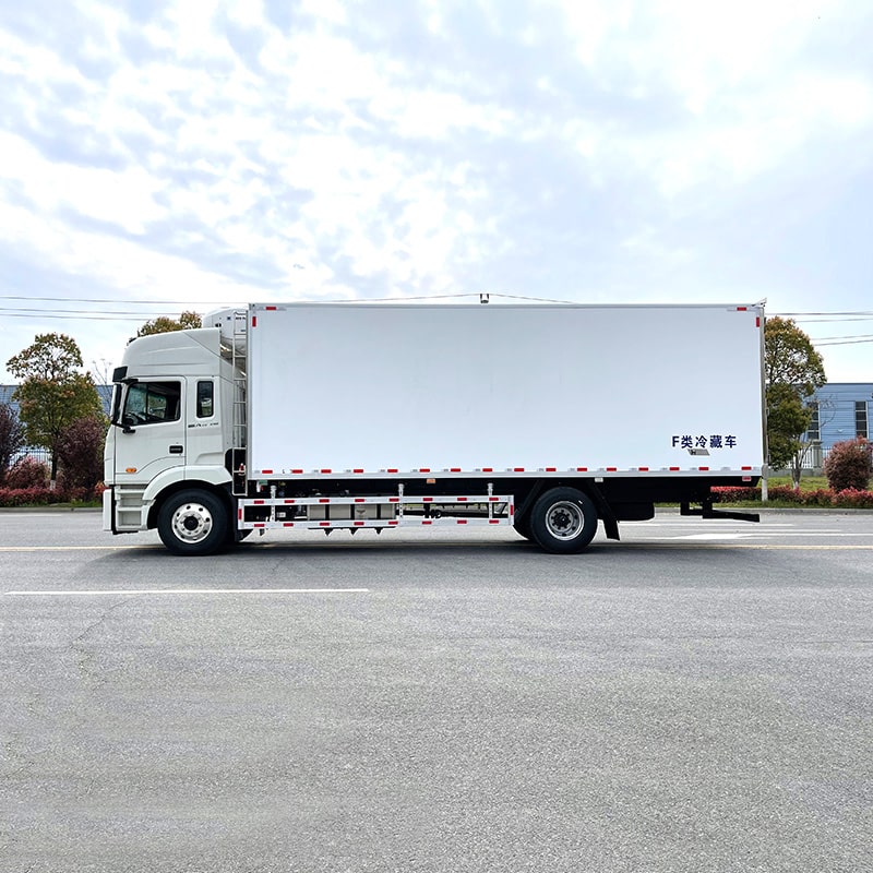 JAC 4*2 7.8m frozen meat and vegetable refrigerated truck