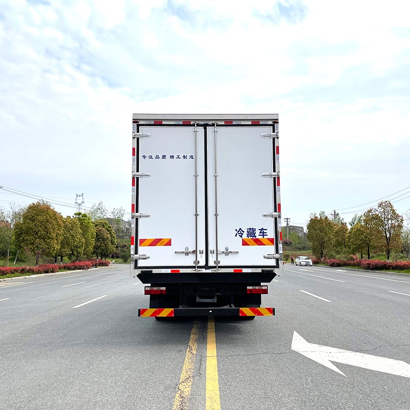 JAC 4*2 7.8m frozen meat and vegetable refrigerated truck