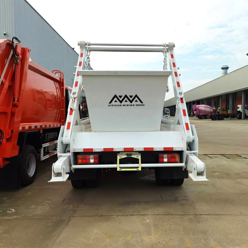 Camion poubelle à bras oscillant Sinotruk HOWO 4X2 5CBM avec chargeur arrière
